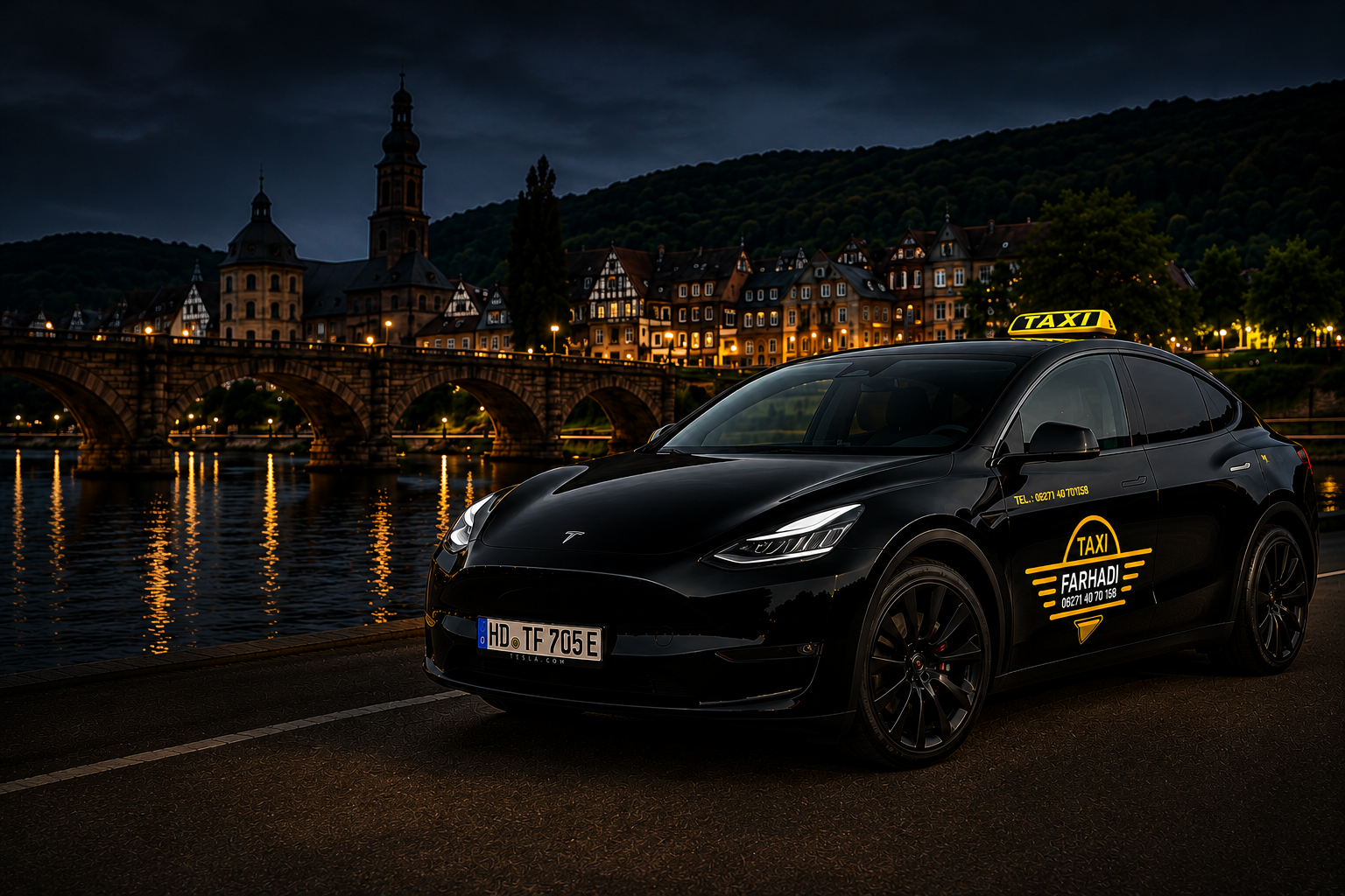 Schwarzer Tesla Model Y Taxi Farhadi vor der Alten Brücke in Eberbach am Neckar